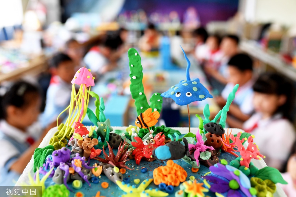 青岛：小学生绘画做手工迎世界海洋日