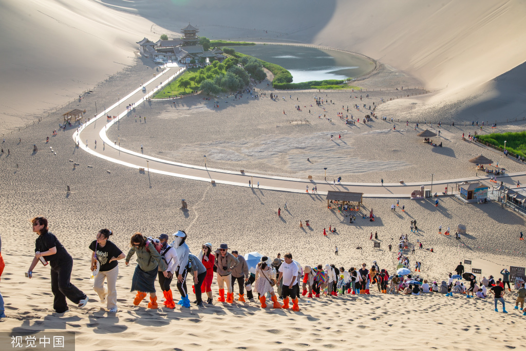 甘肃酒泉鸣沙山月牙泉景区迎旅游旺季