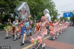 杭州：花样迎亚运 武林大巡游启幕
