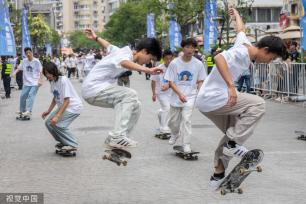 杭州：花样迎亚运 武林大巡游启幕