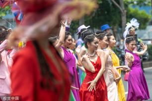 杭州：花样迎亚运 武林大巡游启幕