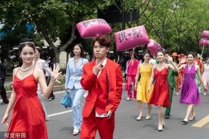 杭州：花样迎亚运 武林大巡游启幕