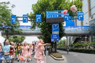 杭州：花样迎亚运 武林大巡游启幕