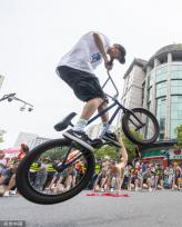 杭州：花样迎亚运 武林大巡游启幕