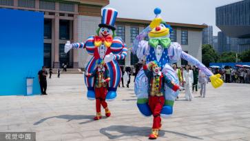 杭州：花样迎亚运 武林大巡游启幕