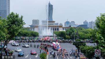 杭州：花样迎亚运 武林大巡游启幕
