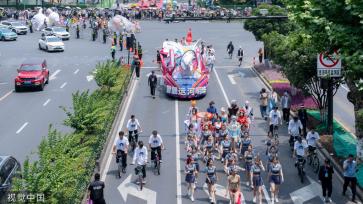 杭州：花样迎亚运 武林大巡游启幕