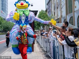 杭州：花样迎亚运 武林大巡游启幕