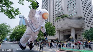 杭州：花样迎亚运 武林大巡游启幕