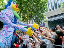 杭州：花样迎亚运 武林大巡游启幕