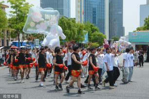 杭州：花样迎亚运 武林大巡游启幕