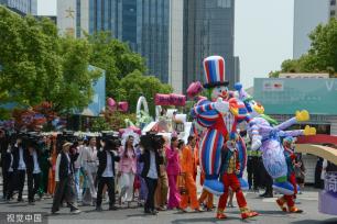 杭州：花样迎亚运 武林大巡游启幕