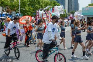 杭州：花样迎亚运 武林大巡游启幕