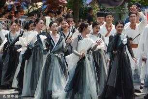 杭州：花样迎亚运 武林大巡游启幕