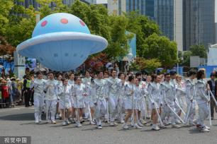 杭州：花样迎亚运 武林大巡游启幕
