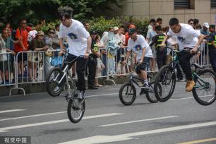 杭州：花样迎亚运 武林大巡游启幕