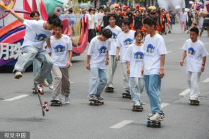 杭州：花样迎亚运 武林大巡游启幕