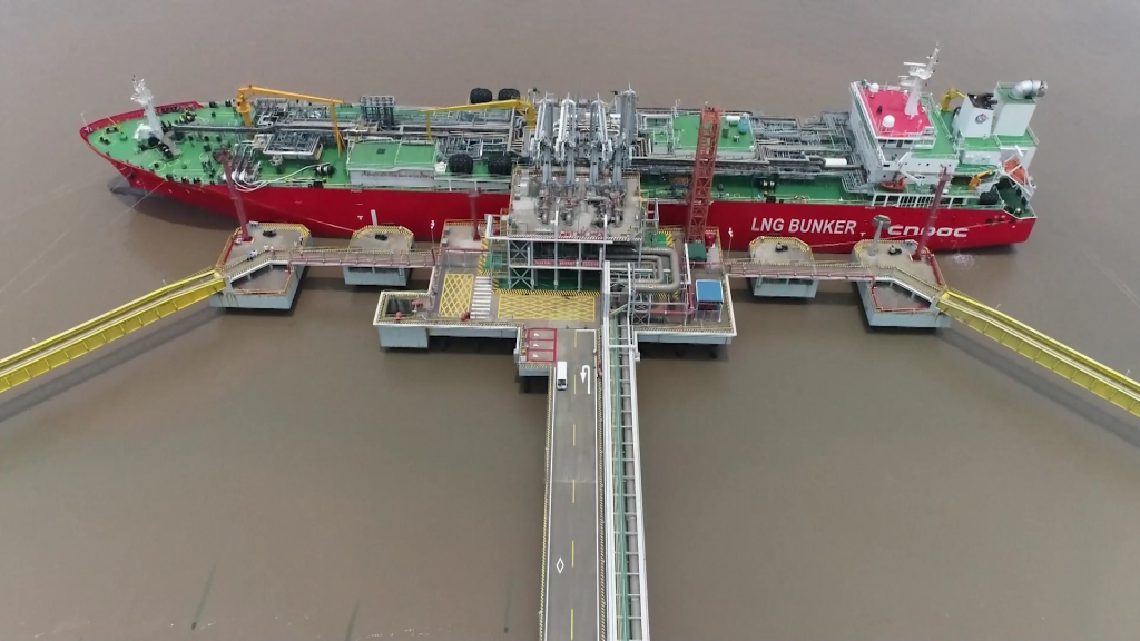 全球最大液化天然气运输加注船停靠宁波舟山港