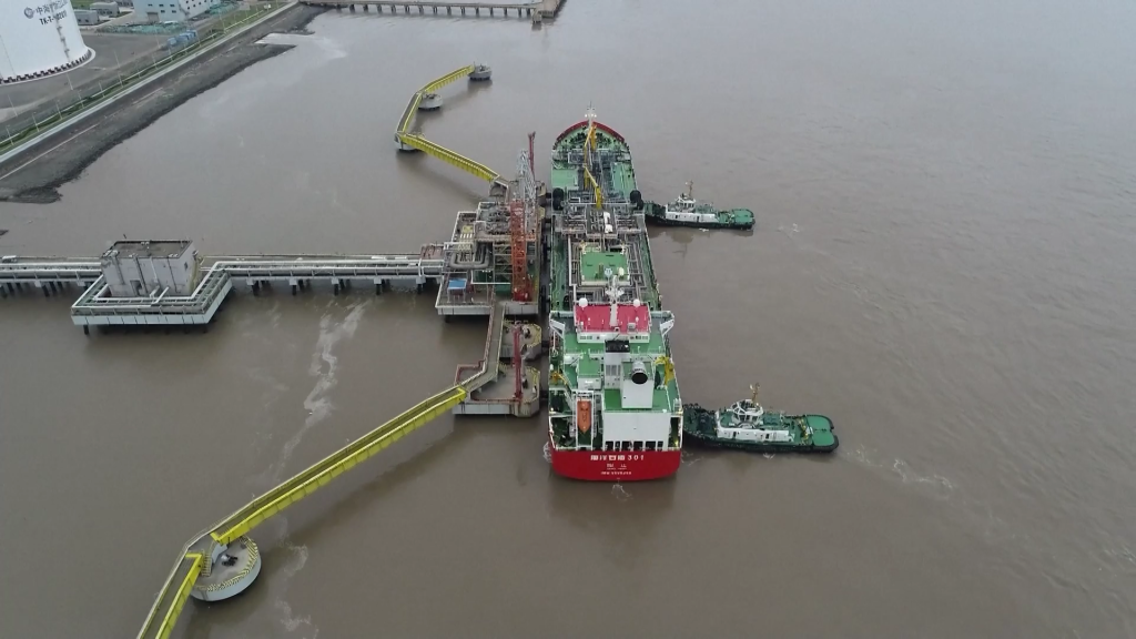 全球最大液化天然气运输加注船停靠宁波舟山港