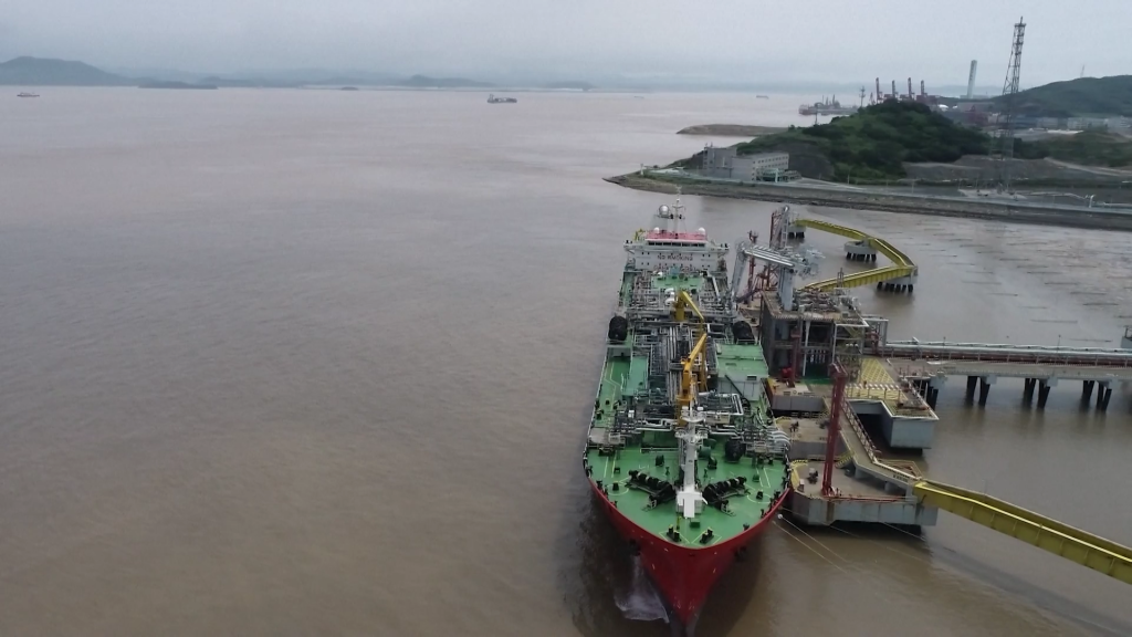 全球最大液化天然气运输加注船停靠宁波舟山港