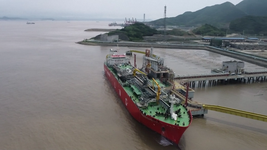 全球最大液化天然气运输加注船停靠宁波舟山港