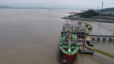 全球最大液化天然气运输加注船停靠宁波舟山港