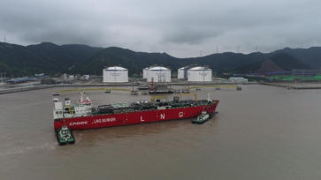 全球最大液化天然气运输加注船停靠宁波舟山港
