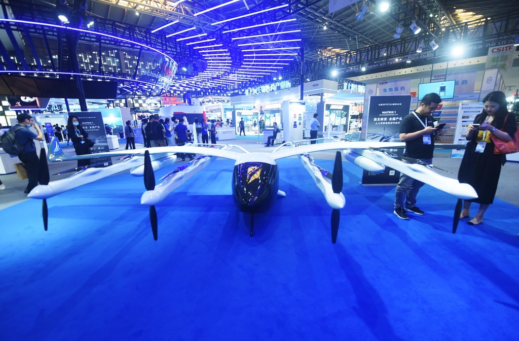 国产新型载人电动垂直起降飞行器亮相上海