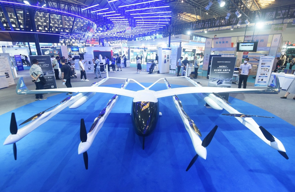 国产新型载人电动垂直起降飞行器亮相上海
