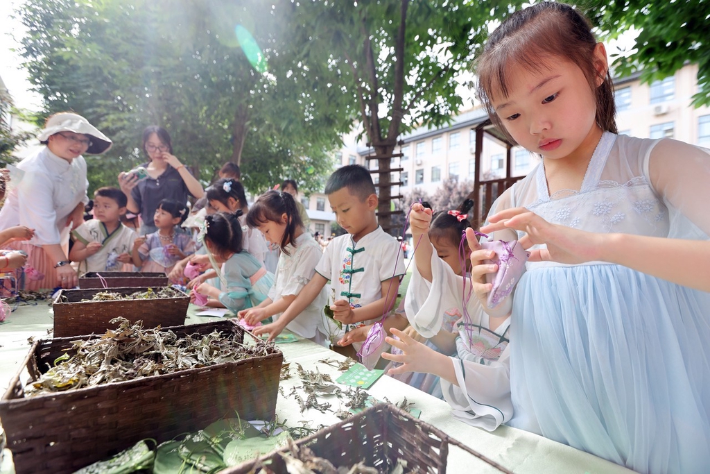 陕西西安萌宝体验端午传统文化