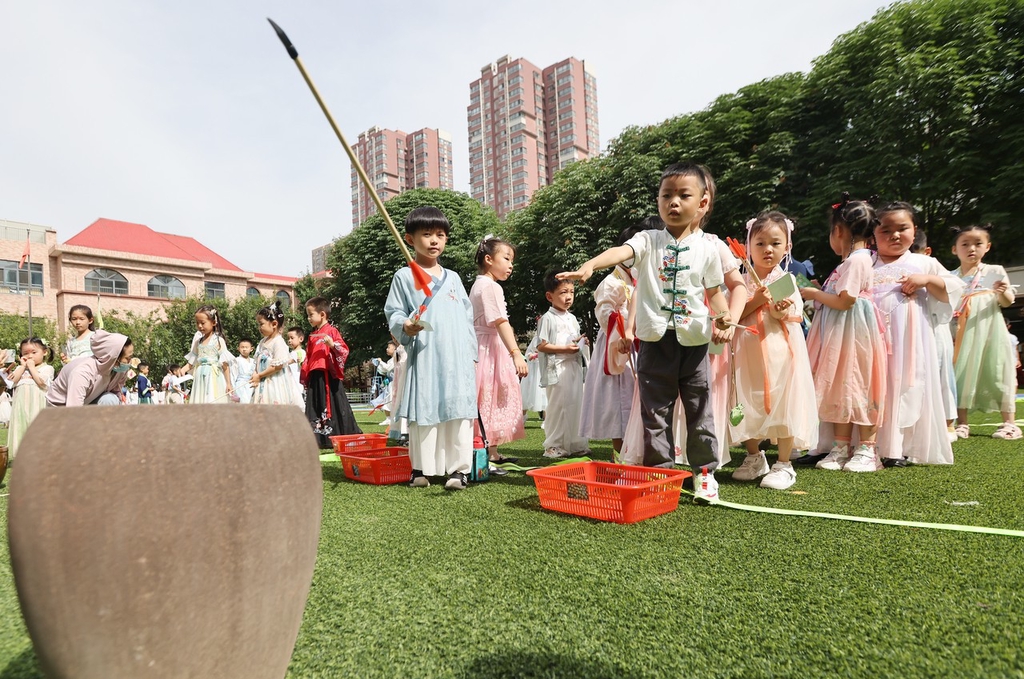 陕西西安萌宝体验端午传统文化