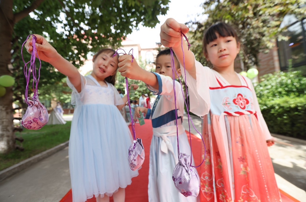 陕西西安萌宝体验端午传统文化