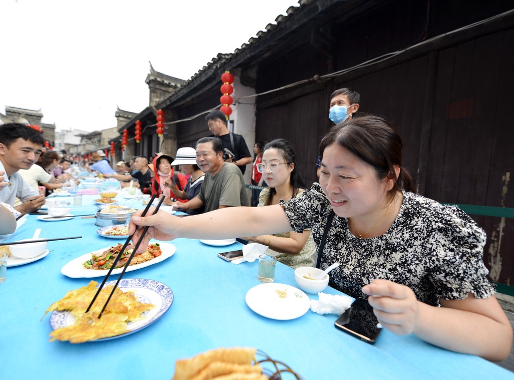 安徽巢湖：百米长桌宴 喜迎八方客
