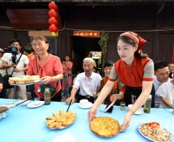 安徽巢湖：百米长桌宴 喜迎八方客