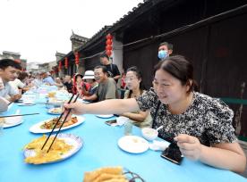 安徽巢湖：百米长桌宴 喜迎八方客