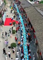 安徽巢湖：百米长桌宴 喜迎八方客