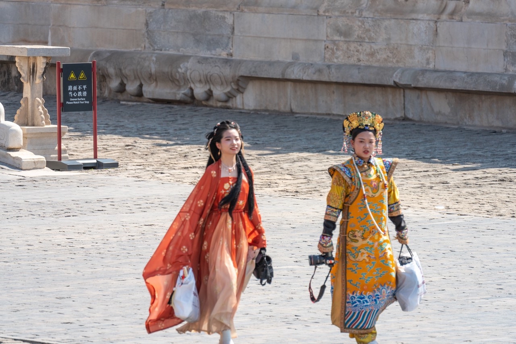 北京烈日炎炎 游客在故宫拍摄古装照