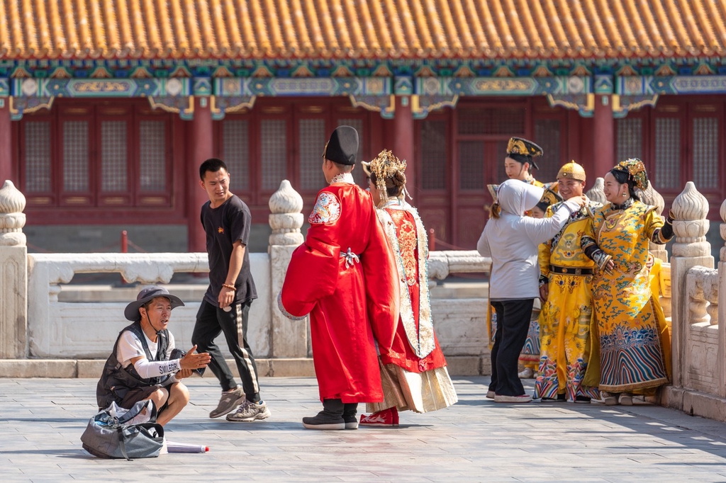 北京烈日炎炎 游客在故宫拍摄古装照