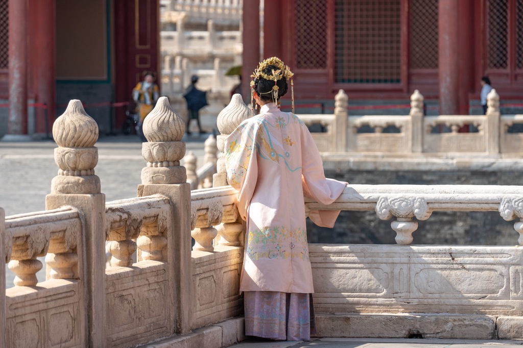 北京烈日炎炎 游客在故宫拍摄古装照