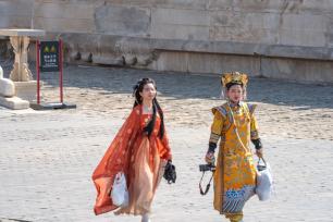 北京烈日炎炎 游客在故宫拍摄古装照