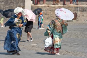 北京烈日炎炎 游客在故宫拍摄古装照