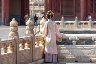 北京烈日炎炎 游客在故宫拍摄古装照