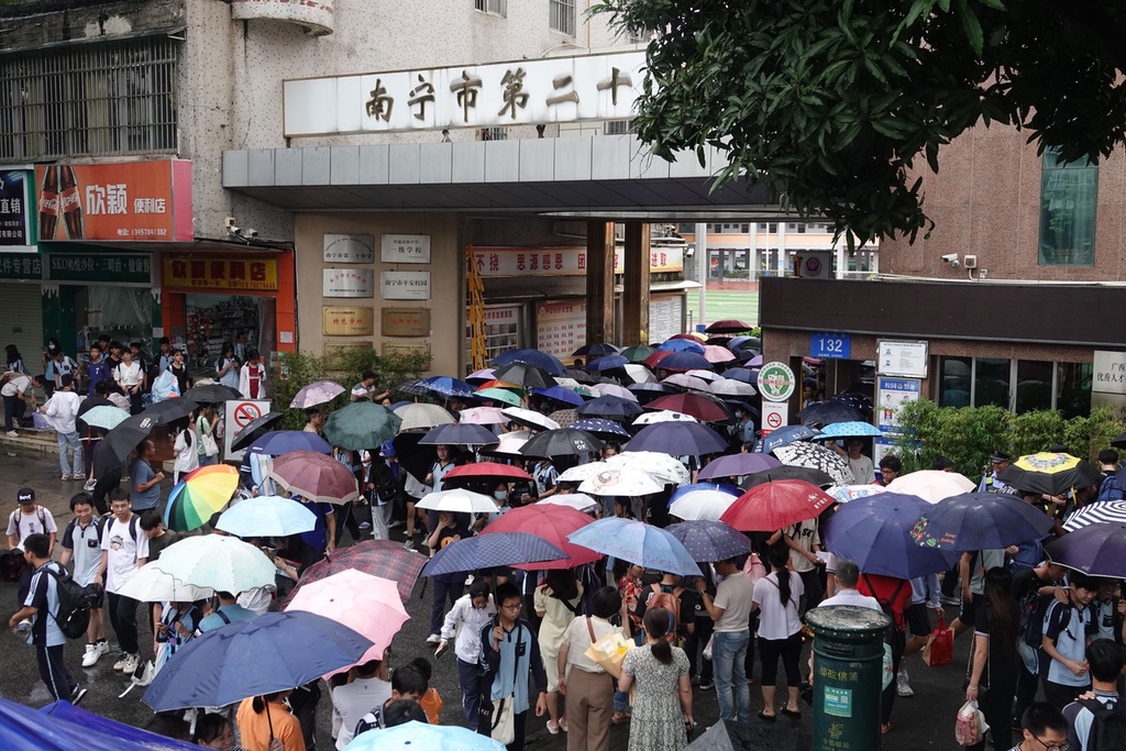 2023广西南宁中考在雨中结束