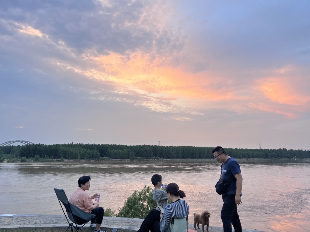 黄河调水调沙洪峰已至 济南民众观赏黄河水