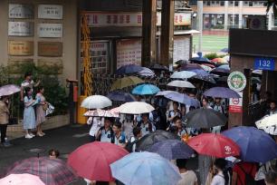 2023广西南宁中考在雨中结束