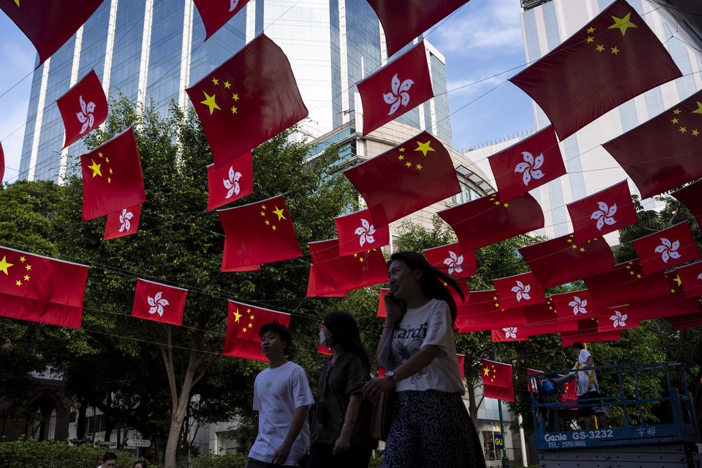 香港街巷洋溢喜庆气氛 庆祝香港回归26周年