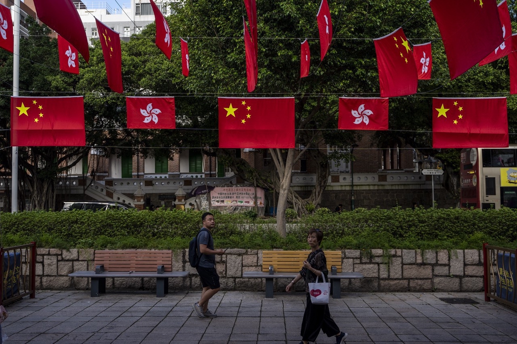 香港街巷洋溢喜庆气氛 庆祝香港回归26周年