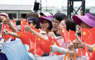 香港街头庆祝回归祖国26周年气氛浓烈