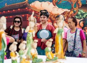 香港街头庆祝回归祖国26周年气氛浓烈