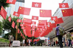 香港街头庆祝回归祖国26周年气氛浓烈
